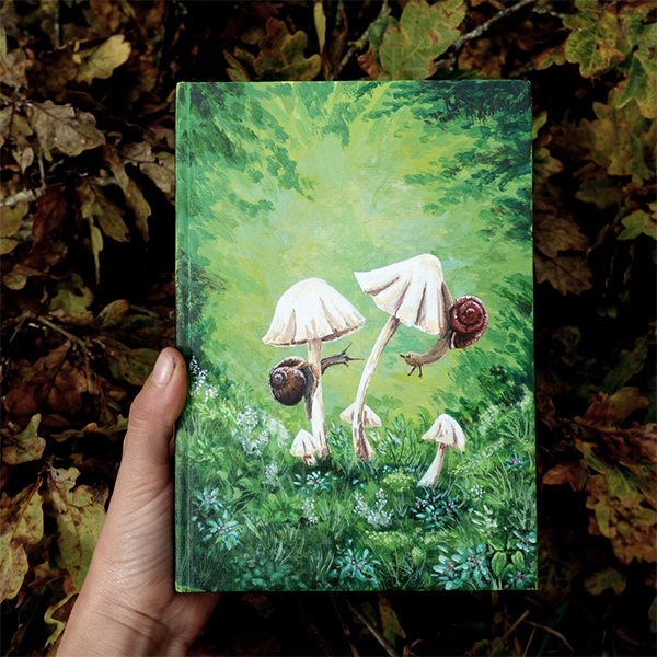 Carnet peint à la main, dans les tons vert de végétation, avec des champignons et des escargots.