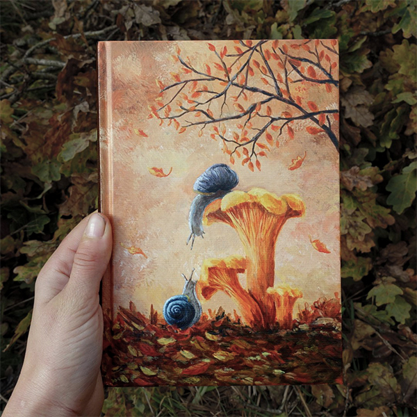 carnet peint à la main, sur le thème de l'automne, avec des champignons et des escargots.