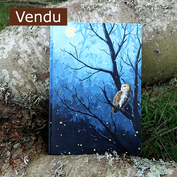 carnet peint à la main sur le thème de la nuit, avec une chouette dans les arbres.