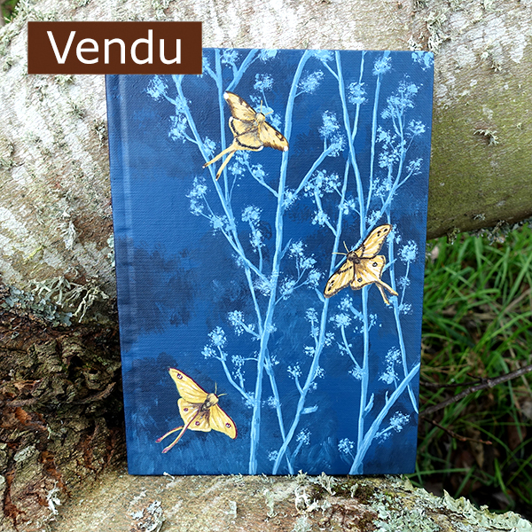 carnet peint à la main en bleu avec des papillons dorés