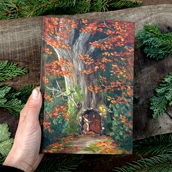 Carnet peint à la main sur le thème de l'automne, un écureuil et un oiseau sont au centre, avec un décor d'arbre.
